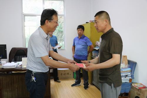 陜煤建設澄合分公司慰問幫扶讓困難黨員暖融融