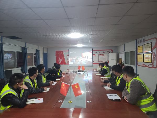 陜煤建設(shè)銅煤公司基層各黨支部組織黨員觀看《黨課開講啦》