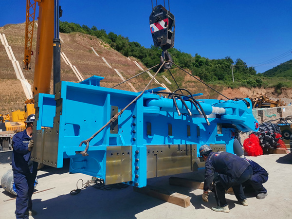 陜煤建設礦建三公司崔木項目部首臺綜掘機順利入井運行