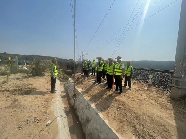 聞“汛”而動(dòng)，陜煤建設(shè)路橋分公司靖神鐵路項(xiàng)目部全力搶修水毀地段工程