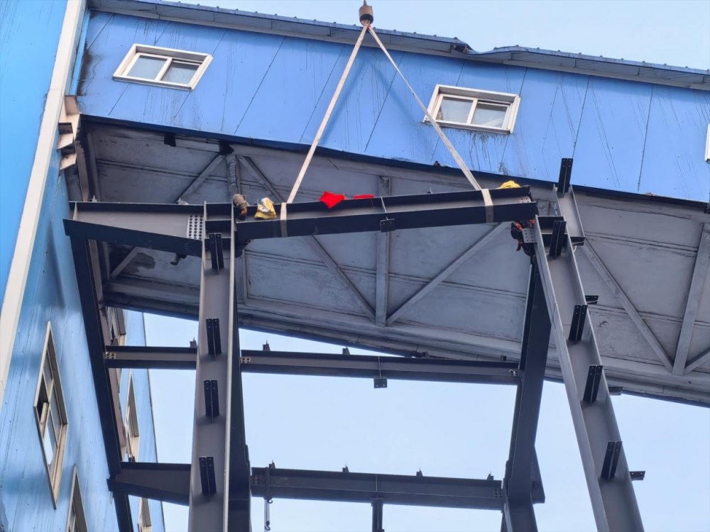 陜煤建設天工公司土建第二十五項目部韓家灣項目新增主廠房鋼結構順利封頂！